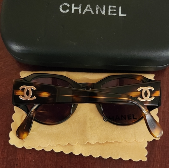 CHANEL Vintage Tortoise Shell Gold CC Sunglasses 04151 - Picture 2 of 7